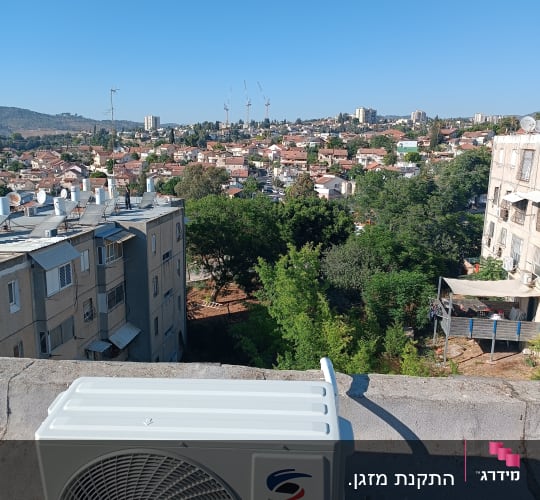 יחידת מיזוג אוויר על גג עם נוף עירוני